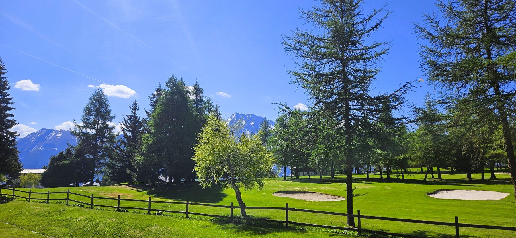 Blick vom Balkon auf den Golfplatz und die Walliser Alpen