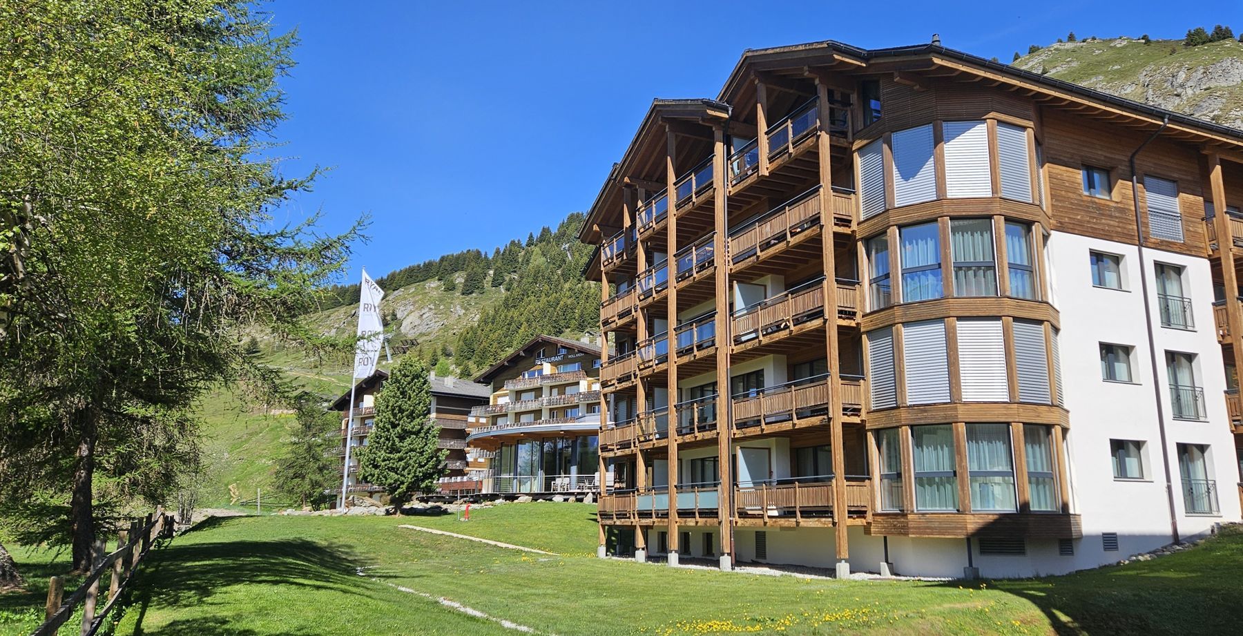 Haus Royal A mit Holzbalkonen im Sommer