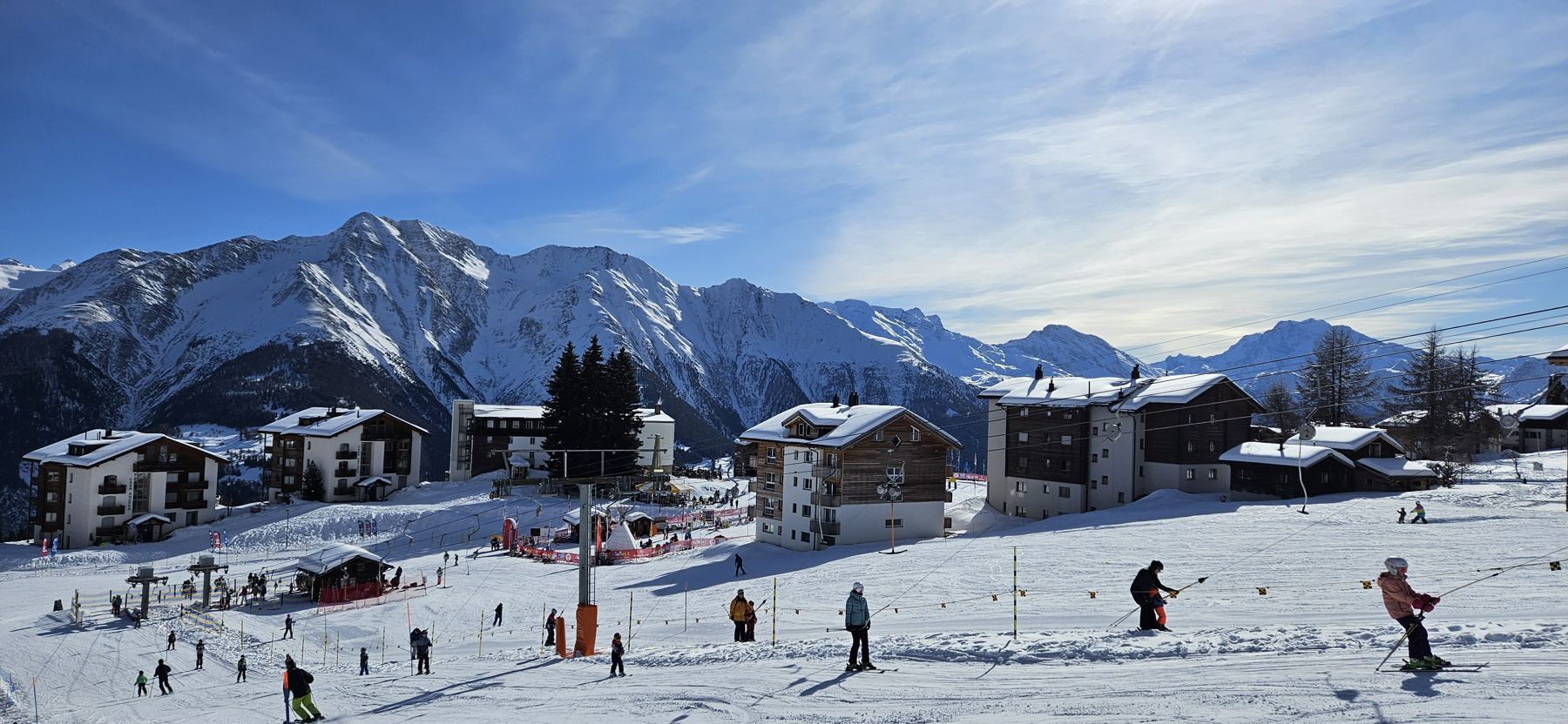Skifahrer auf der Piste im Dorf Riederalp