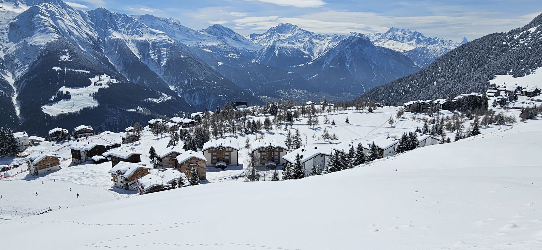 Verschneites Dorf Riederalp vor den Alpen