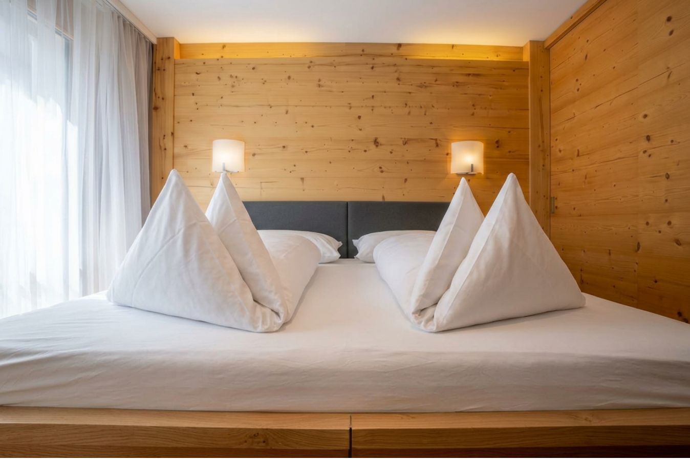Schlafzimmer mit Holzverkleidung und Doppelbett