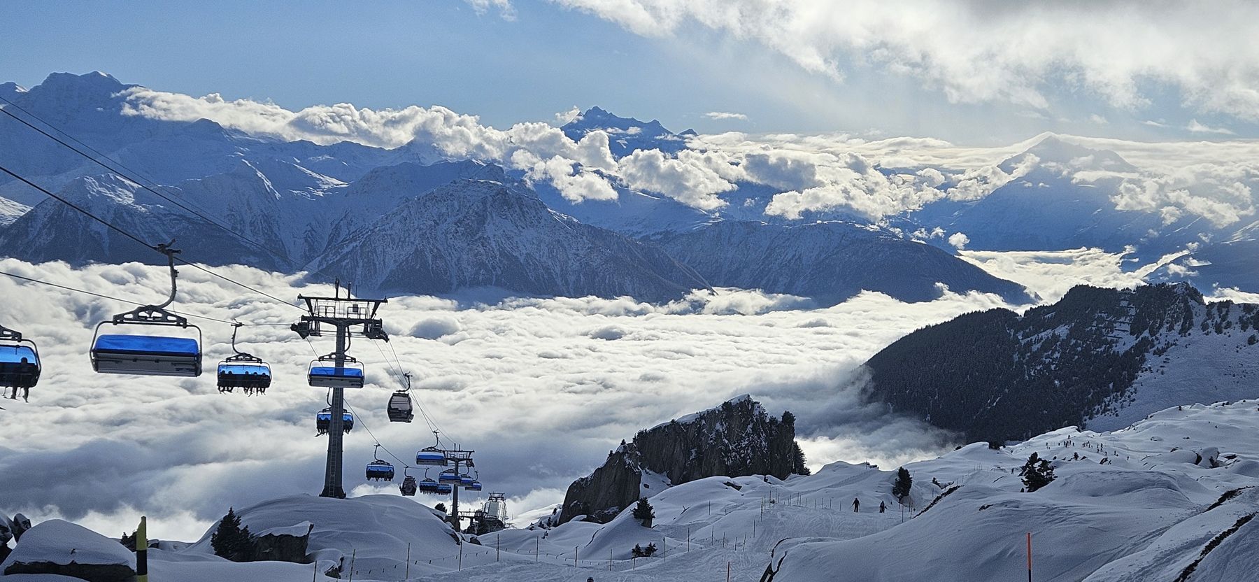 Sessellift über dem Nebelmeer